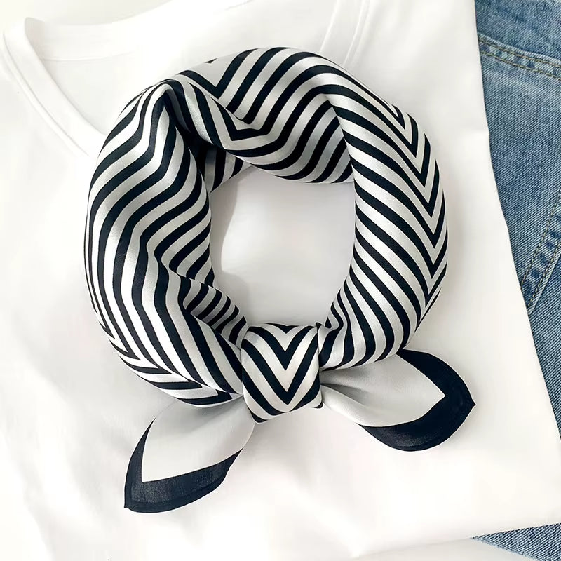 Foulard carré imprimé — 70 × 70 cm