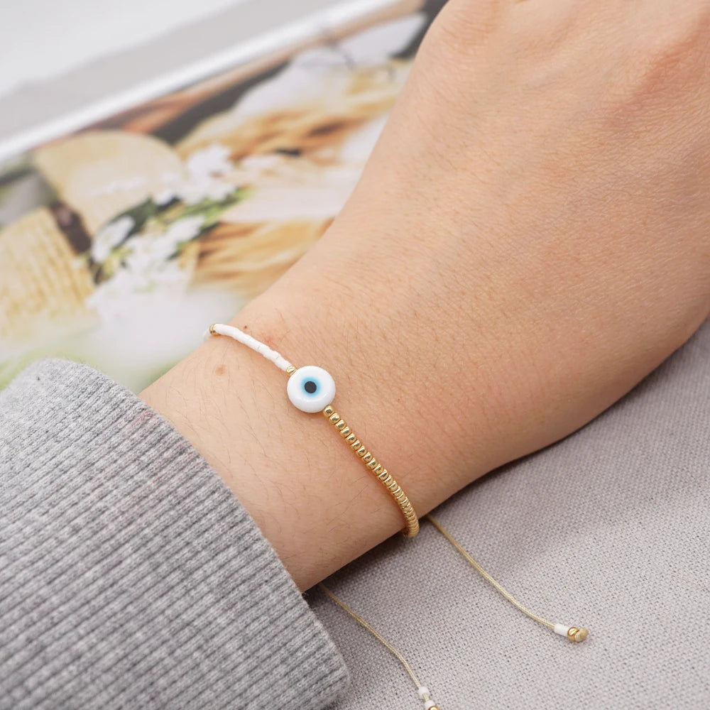 Bracelet œil décoratif et perles dorées
