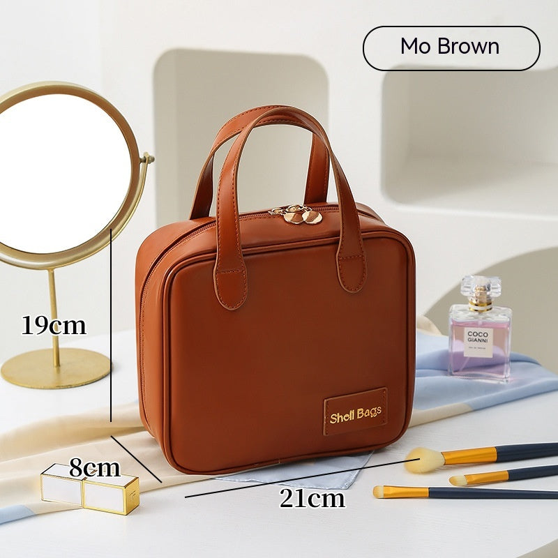 Trousse de maquillage caramel, dimensions annoncées 21 × 8 × 19 cm.