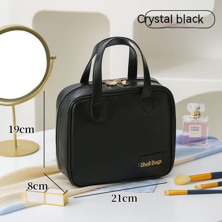 Trousse de maquillage noire, dimensions annoncées 21 × 8 × 19 cm.