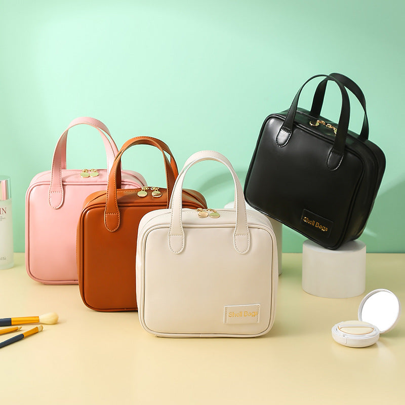 Trousse de maquillage dans les quatre coloris. Accessoires de présentation non inclus.