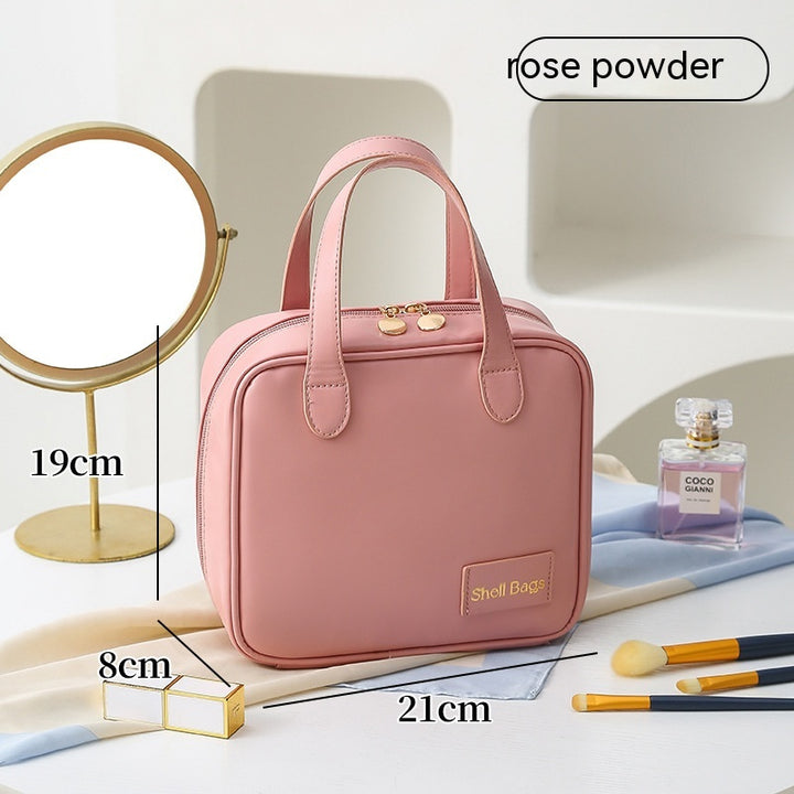 Trousse de maquillage rose, dimensions annoncées 21 × 8 × 19 cm.